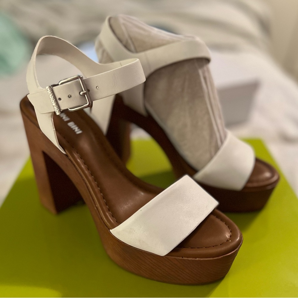 Gianni Bini sandals